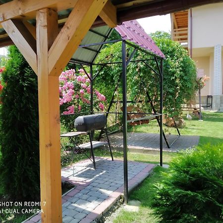 Апартаменти З Двома Спальнями І Кухнею Yaremche Ngoại thất bức ảnh