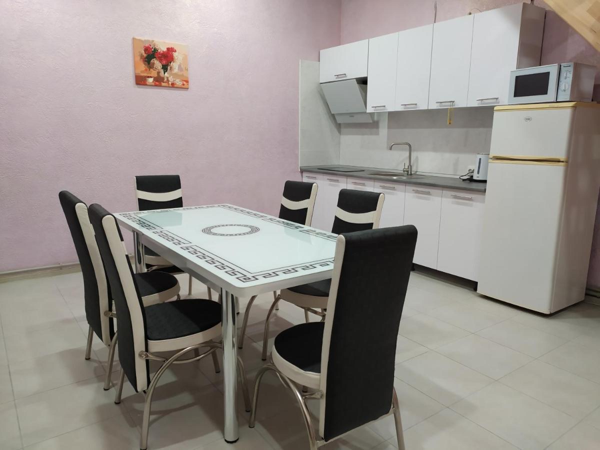 Апартаменти З Двома Спальнями І Кухнею Yaremche Ngoại thất bức ảnh